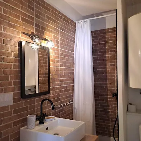 דירה Bright With Balcony In